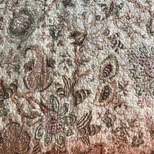 +++Queen Reversible Quilt w/ Shams+++